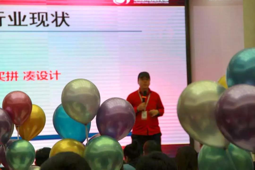 賀博文老師為業(yè)主講解林鳳工藝 賀博文老師為業(yè)主講解林鳳工藝