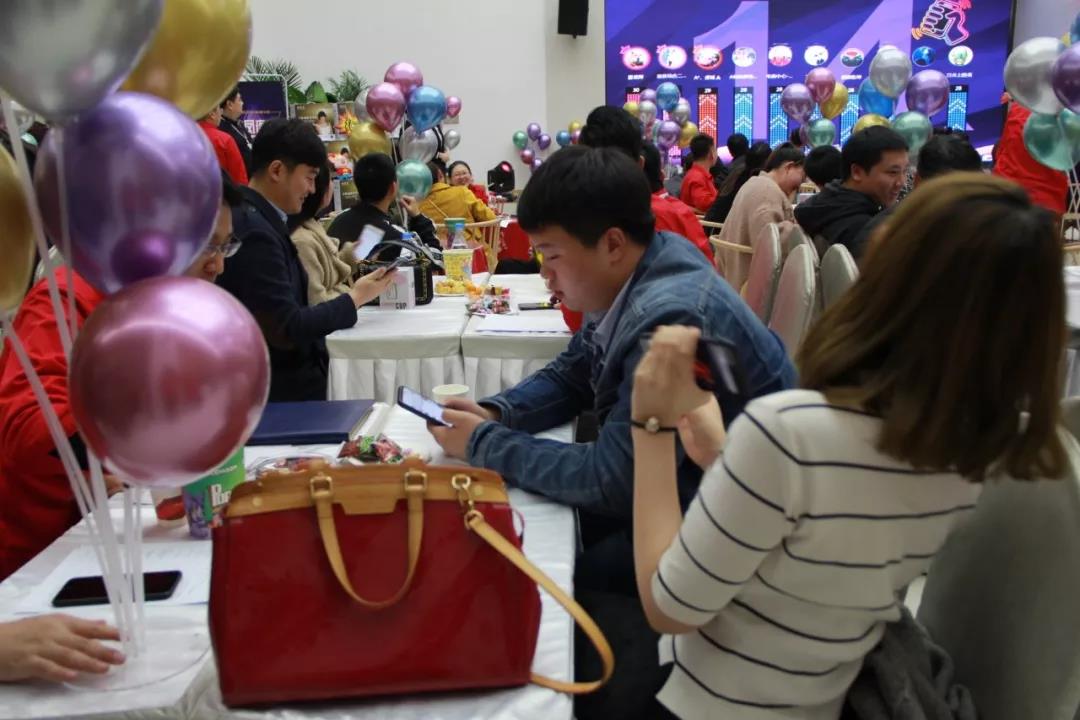 各位業(yè)主參加搖一搖活動 各位業(yè)主參加搖一搖活動